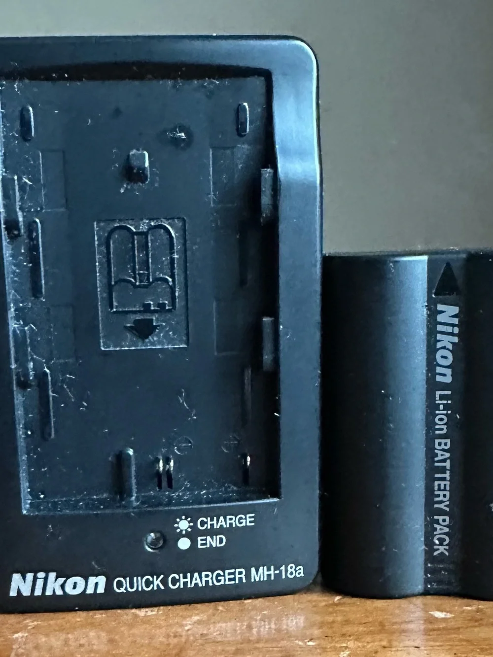 OEM Genuine Nikon MH-18a Quick Battery Charger w/ Nikon EN-EL3A Battery